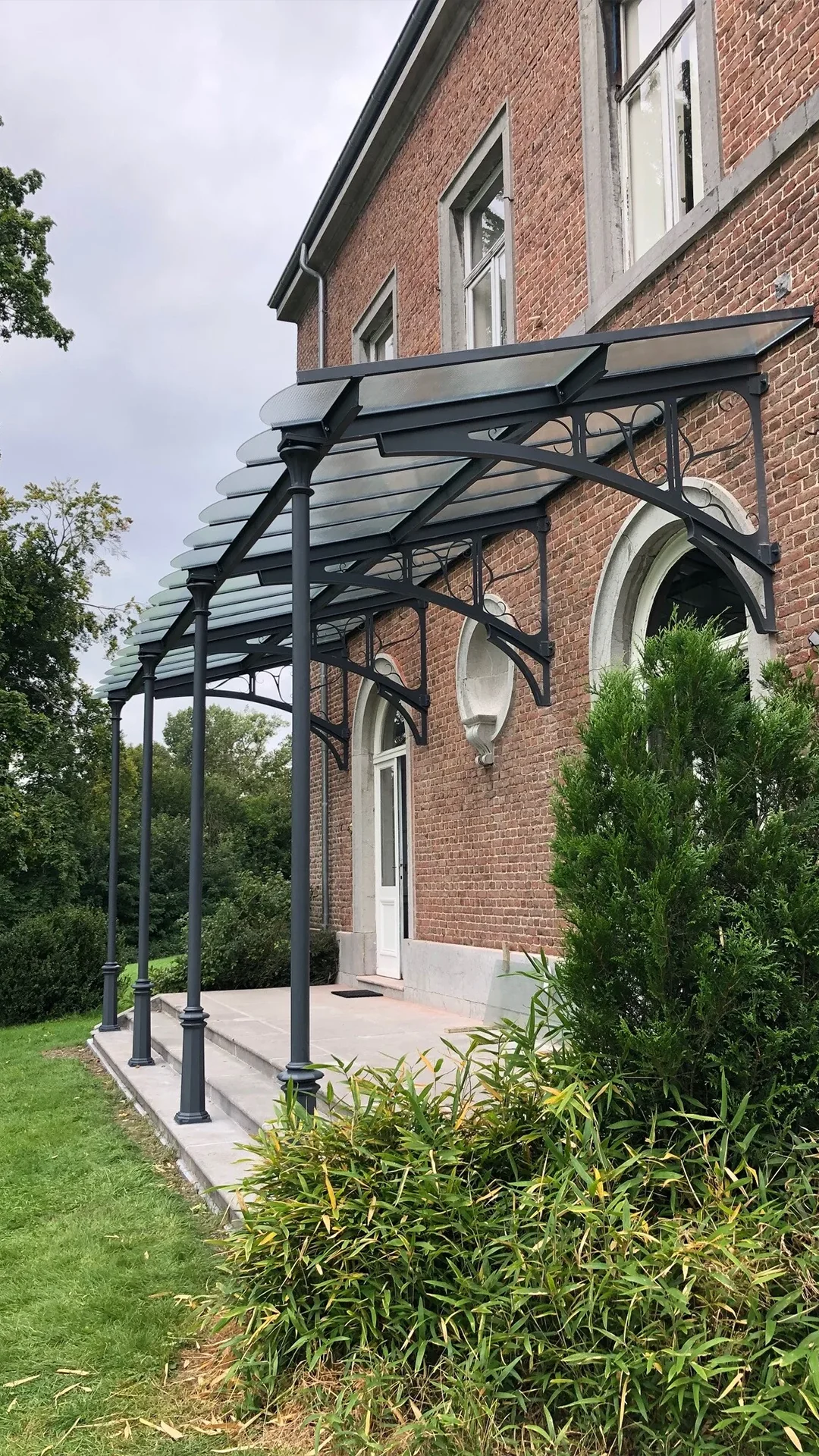 Auvent métallique sur mesure, intégration architecturale à Bruxelles